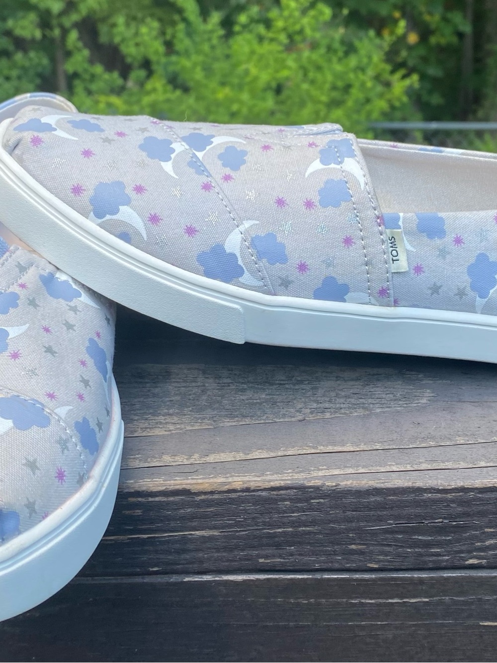 TOMS Women's Light Gray Slip-On Flats with Blue Cloud & Purple Star Print - Picture 2 of 5